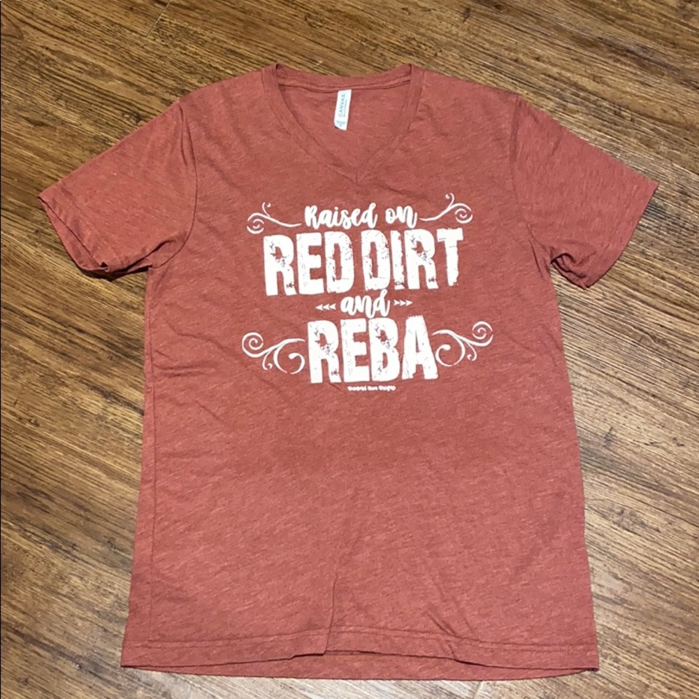 Raised on Red Dirt & Reba tee - size M NEVER WORN